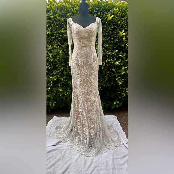 NWT Cream and white Wedding dress. - Picture 4 of 8